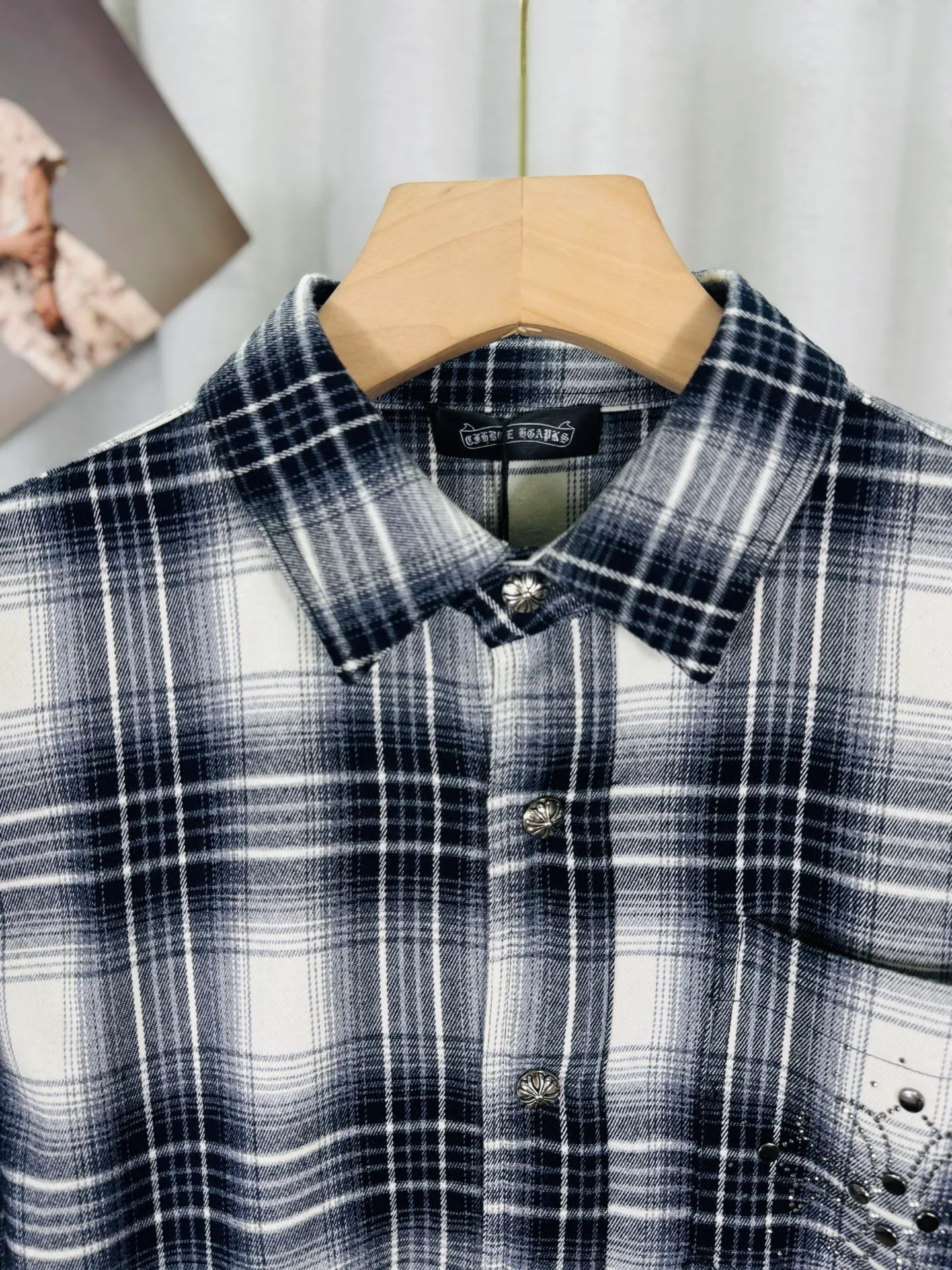 P250 top version, real shot without P, ​​different from market currency) 𝗖𝗵𝗿𝗼𝗺𝗲 𝗛𝗲𝗮𝗿𝘁𝘀/Cro Heart 2025 Diamond Plaid Shirt Accessories: Original model-opening collar label ➕100% silk wash water label. Genuine purchase-grade original hangtag➕matching hanging rope➕3D hanging beads➕original packaging bag. Craftsmanship: The original version has consistent wiring! The highest version of the armhole matching technique! Color: Red Black Size: S M L XL Style No.: 8002